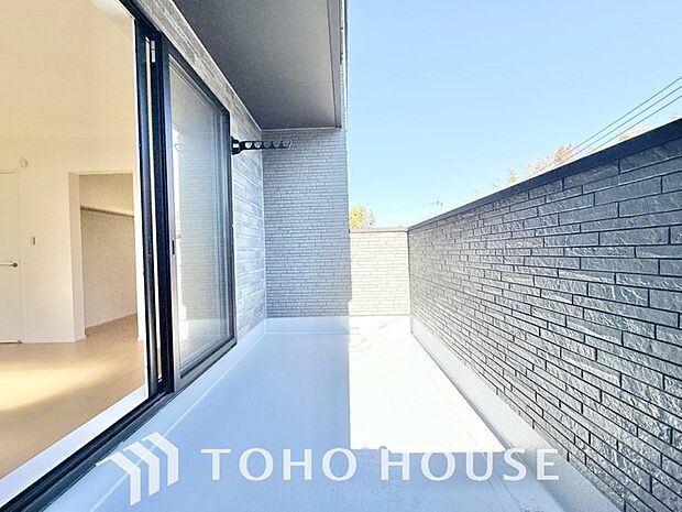 頬をなでる優しい風を感じることが出来るバルコニー。つい深呼吸をしたくなる気持ちの良い眺望です。