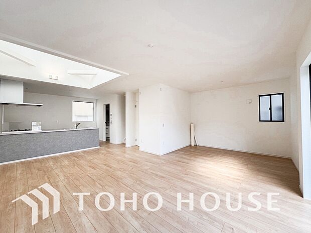 通風と採光を考慮したリビングは地域の鼓動を感じながらお寛ぎ頂くことが可能です。