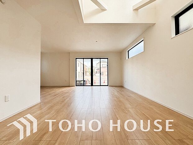 明るく穏やかな空気の中で飲んだり、食べたり、笑ったり。一日の中で多くの時間を過すことになるリビング。