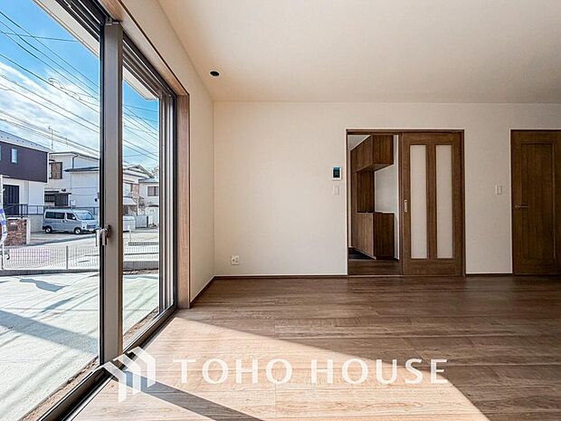 リビングも広く設け、訪れる人々を暖かく迎えてくれます。