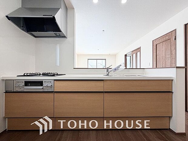 夫婦そろってキッチンに立っても調理がしやすく余裕の広さ。家事をしながら会話も弾みます。