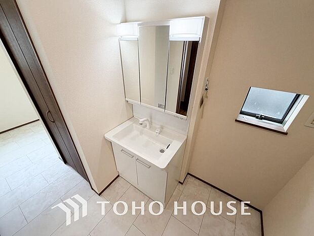 手で洗いたい大切な服など、広く使えると助かる洗面台は汚れの付きにくい形状と素材で造られております。