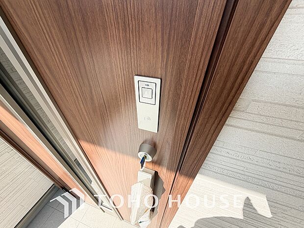 ICチップを用いたカードやボタンなどで玄関扉の鍵の施錠・解錠が出来る設備。