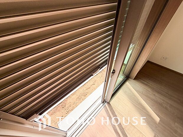 戸建にも防犯機能のシャッターを完備しております。寒い冬でも中から開閉がラクラクな所も便利です。