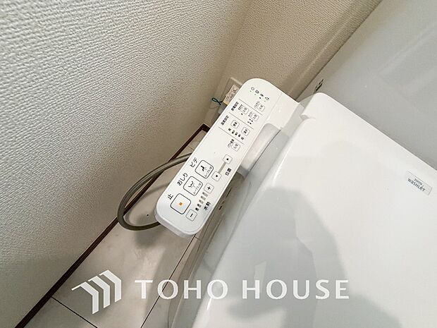 トイレには快適な温水洗浄便座付