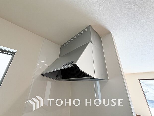 キッチンの換気扇はスタイリッシュなデザインで、日々のお手入れもラクラクな仕様となっております。