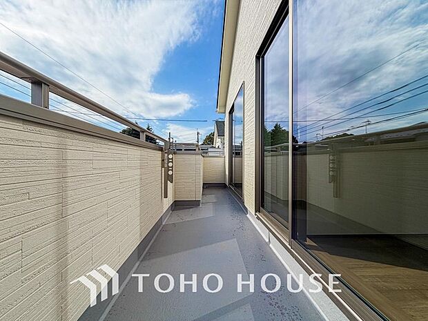 暖かい陽ざしが差込むバルコニーは、晴れた日には、洗濯物が良く乾きます。また、風通しも良好です。