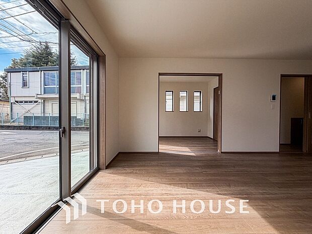 光が注がれる青い空から鮮やかに赤色にゆっくりと染まる。そんな優しい時間がここでは流れてゆく。