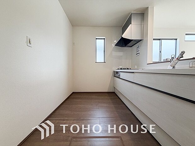 夫婦そろってキッチンに立っても調理がしやすく余裕の広さ。家事をしながら会話も弾みます。