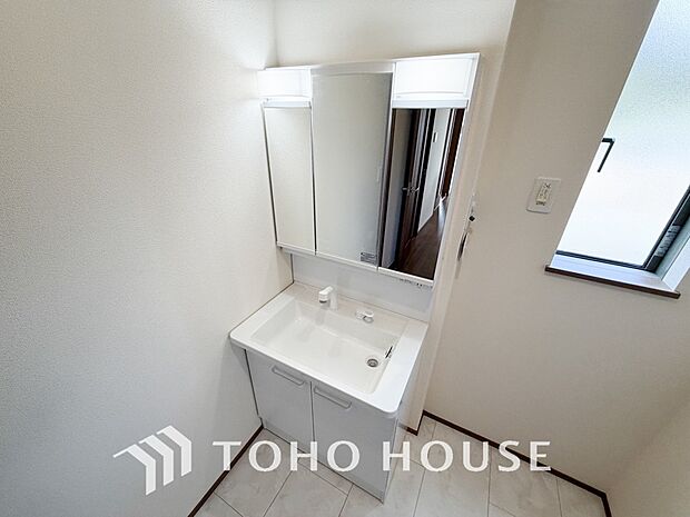 身だしなみのチェックがしやすい大きな鏡、下には収納がたっぷり。スッキリとした空間を演出いたします。