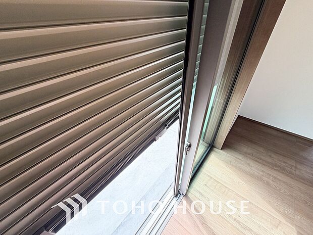 戸建にも防犯機能のシャッターを完備しております。寒い冬でも中からの開閉が可能です。