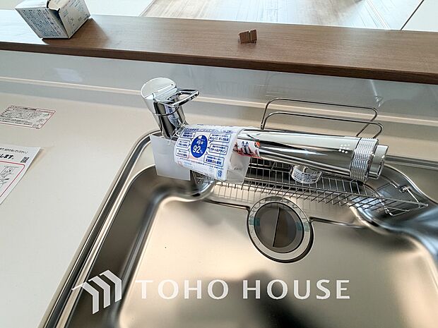 見た目に美しくインテリア性にも優れお掃除も簡単。3口コンロで忙しくても同時に調理で便利ですね。