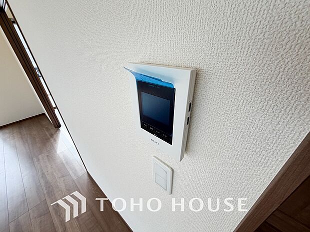 「見える安心」をカタチにしました。誰が来てもわかる様にモニター付きインターホンを設置。家事導線を考慮した個所に設置し、防犯性と利便性に優れ快適と安らぎを合わせた優しい設計。