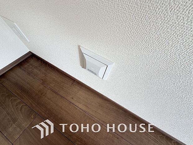 従来の自然換気とは異なり、強制的に室内の空気の入れ替えを自動的に行う事を可能とした「換気設備」のこと。