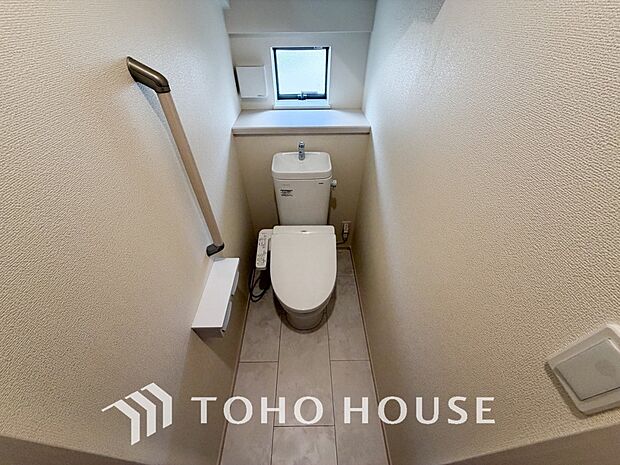 十分な広さと清潔感のあるカラーで纏まったおトイレ。時間に余裕とゆとりを持たせます。