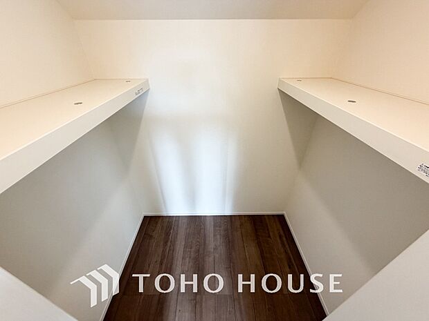 季節物の衣類もスッキリ収納できるウォークインクロゼットのある住まいで収納上手な生活を。