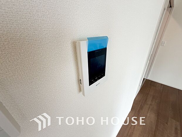 「見える安心」をカタチにしました。誰が来てもわかる様にモニター付きインターホンを設置。家事導線を考慮した個所に設置し、防犯性と利便性に優れ快適と安らぎを合わせた優しい設計。