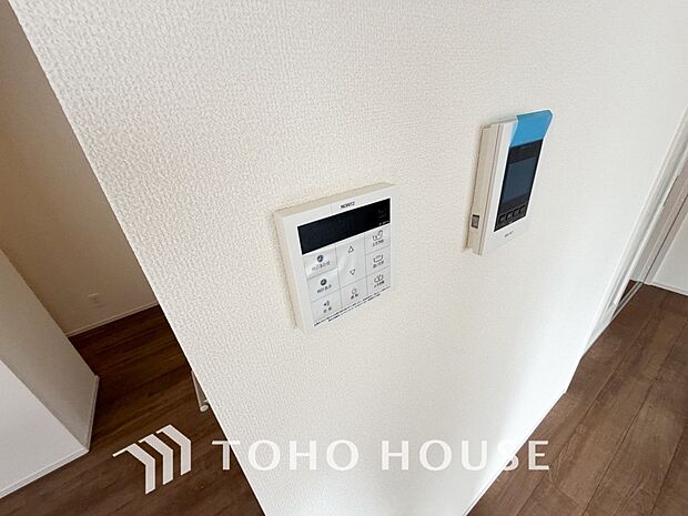 お風呂場と台所に操作リモコンがあり、キッチン近くにある給湯リモコンは、お料理の最中でもリビングで寛いでいるなかでもボタン一つで簡単に沸かせて便利ですね。