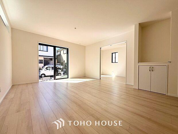 リビングも広く設け、訪れる人々を暖かく迎えてくれます。