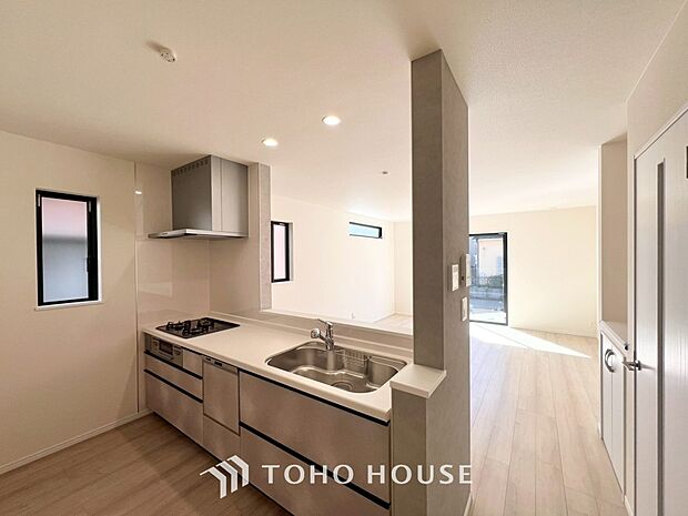 ご家族みんなで調理ができる位のスペースを実現したキッチン空間となっております。