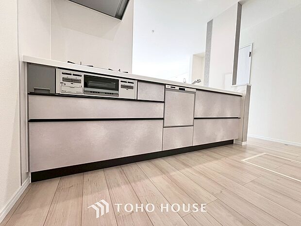 夫婦そろってキッチンに立っても調理がしやすく余裕の広さ。家事をしながら会話も弾みます。