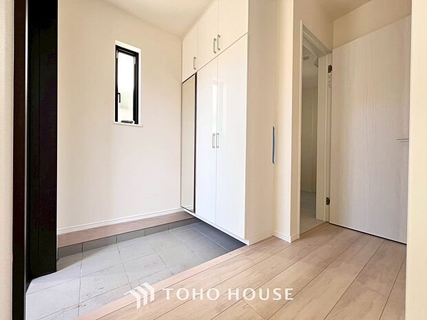 人を迎え入れる最初の場所だからこそ、清潔感がある空間にして頂ける様シューズボックスを設置しました。