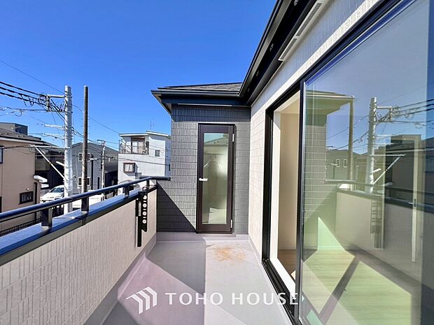 頬をなでる優しい風を感じることが出来るバルコニー。つい深呼吸をしたくなる気持ちの良い眺望です。