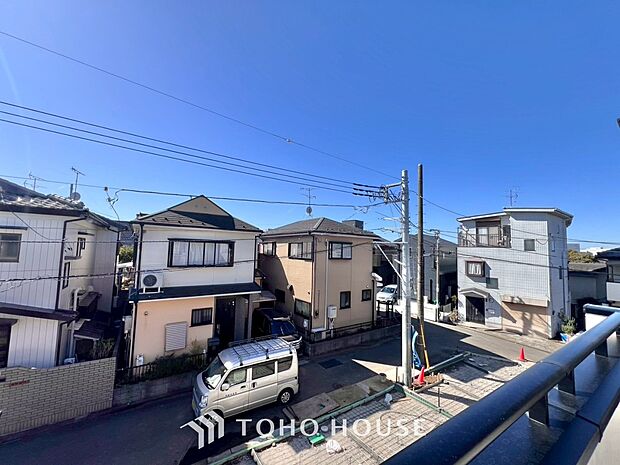 星空が地上に映りこむかのような夜景のきらめきまで、この街ならではの美しい風景の物語が室内に展開。