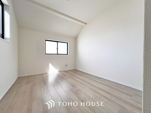 家具の配置のし易い室内です。趣味の部屋としても充分な広さを確保しております。