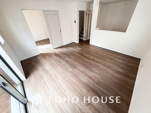 光が注がれる青い空から鮮やかに赤色にゆっくりと染まる。そんな優しい時間がここでは流れてゆく。