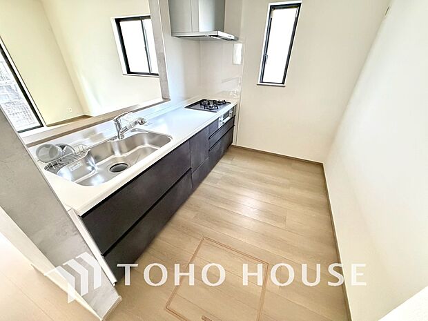 LDKでは家族が集まり、明るく穏やかな空気のなかで飲んだり、食べたり、笑ったり。