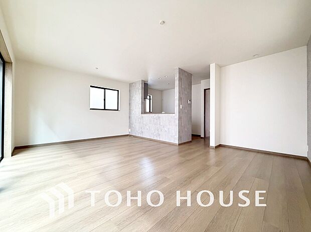 光と風があふれる開放的なリビングダイニングには自然と家族みんなが集まってきます。