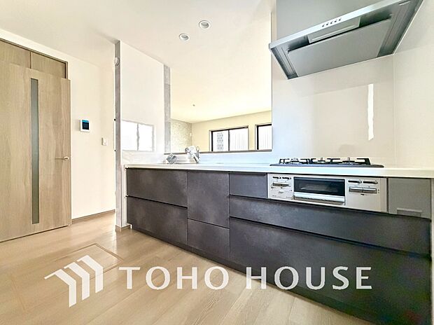 美しく使いやすいキッチン空間。優しい温もりを醸し出すキッチンは料理の為の配慮を随所に注ぎました。