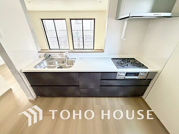 大型の冷蔵庫やレンジボードもしっかり置ける広々としたキッチンスペース。