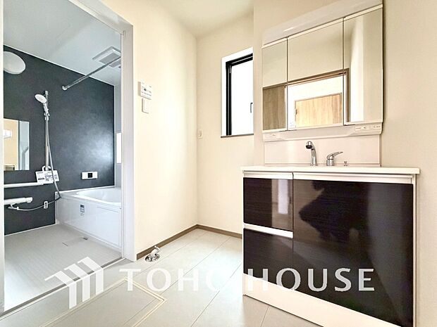 平日の朝であっても、落ち着きとくつろぎを感じられる空間。気持ちよく身だしなみを整えられます。