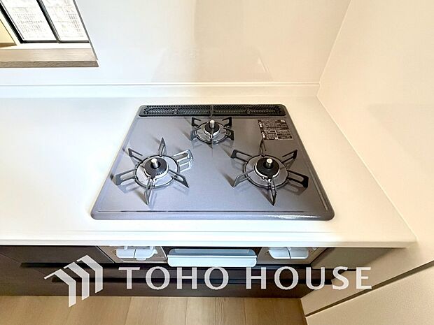 3口コンロは一度に複数のお料理を作ることができるメリットがあります。毎日のキッチンタイムを効率よく。