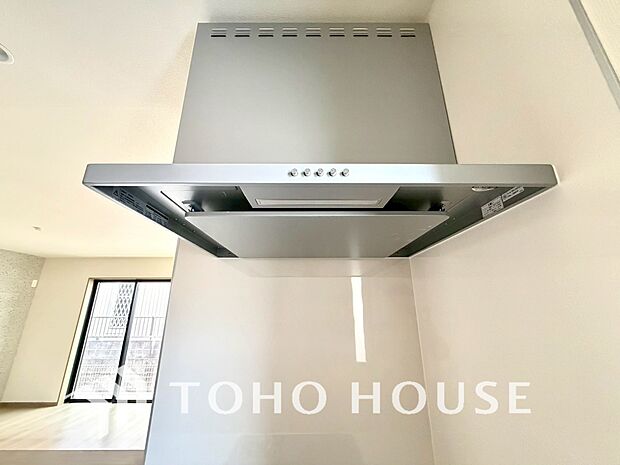 調理中の煙や臭いを効率的に排出し、キッチン空間を清潔に保ちます。