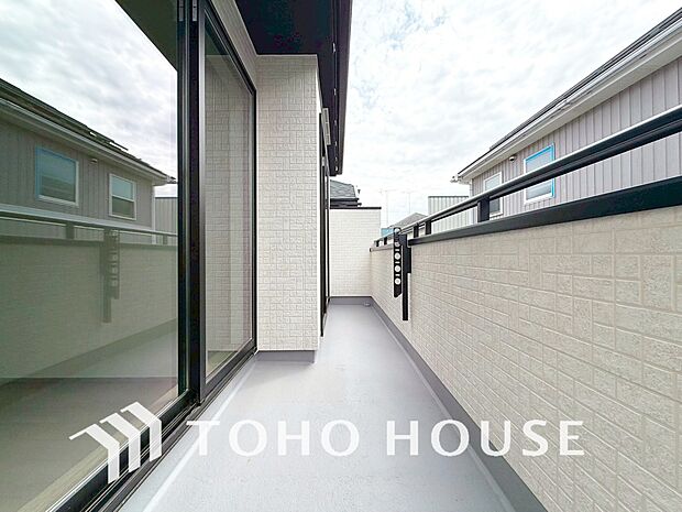 通風・採光に優れ、心地よい光と風があふれています。優しい陽射しが差し込むバルコニーとなっております。