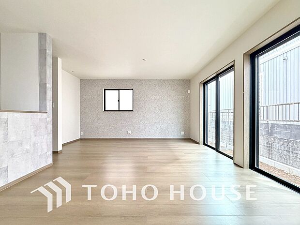 広いLDKでは家族が集まり一緒の時間を過ごせる工夫がされております。