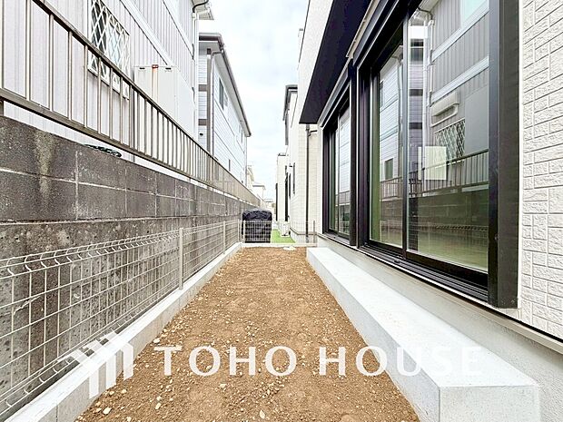 窓の先に庭があると風通しも良く、四季折々の変化も感じとることができそうですね。