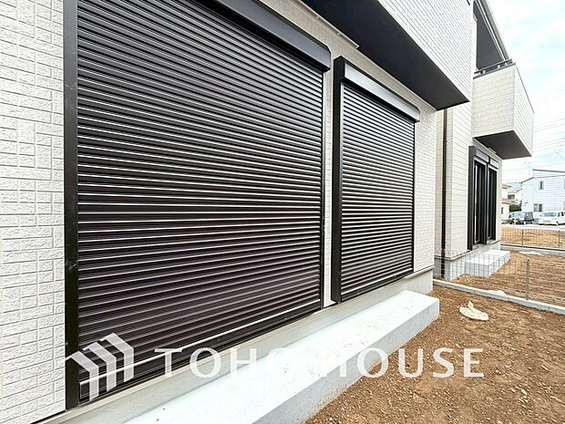 防犯機能のシャッターを完備しております。寒い冬でも中から開閉が可能ですのでラクラク便利。