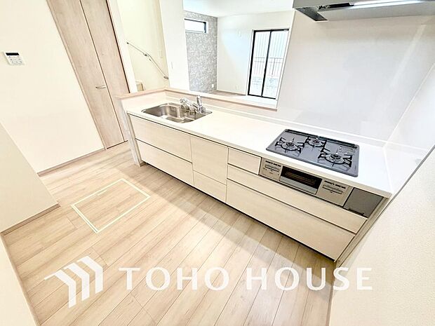 美しく使いやすいキッチン空間。優しい温もりを醸し出すキッチンは料理の為の配慮を随所に注ぎました。