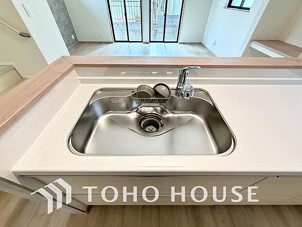 浄水器ボタンひとつで浄水と原水に切り替えられる浄水器一体型水栓を使用。