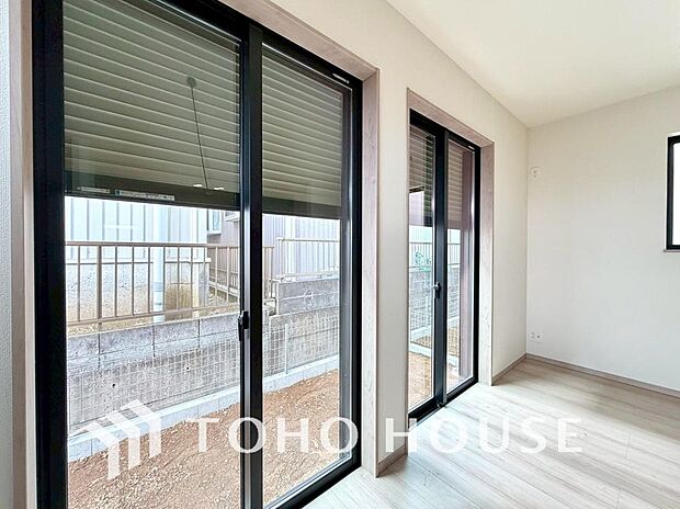 防犯機能のシャッターを完備しております。寒い冬でも中から開閉が可能ですのでラクラク便利。