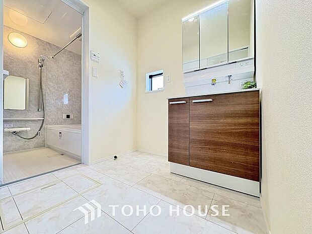 身だしなみのチェックがしやすい大きな鏡、下には収納がたっぷり。スッキリとした空間を演出いたします。