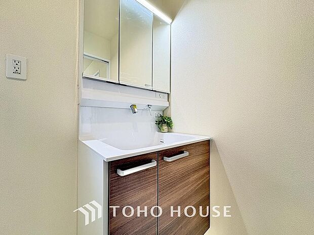 お家の中でも特にプライベートスペースとなる洗面所は、洗濯場所と浴室を同じ空間でまとめております。