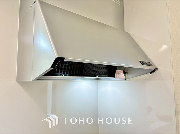 昨今主流のスリムタイプのレンジフード。スタイリッシュな見た目からインテリアとしても人気がある型です。