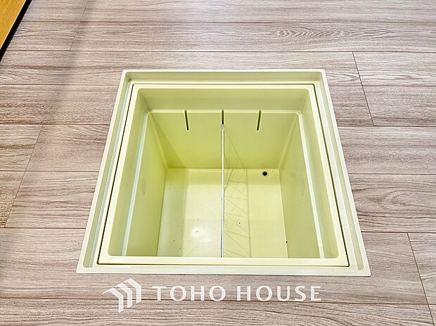 床下収納の場合は使っていない空間を有効利用するので、キッチンを狭くすることなく収納場所を増やせます。