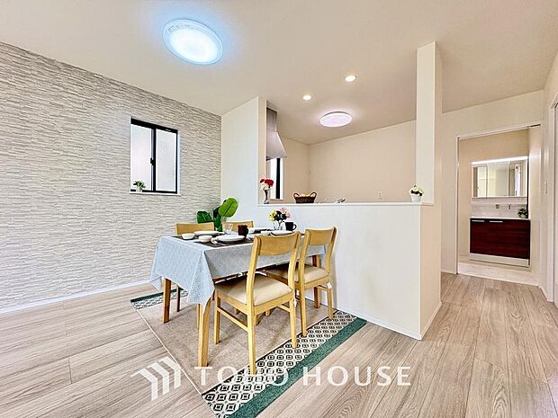 リビングも広く設け、訪れる人々を暖かく迎えてくれます。