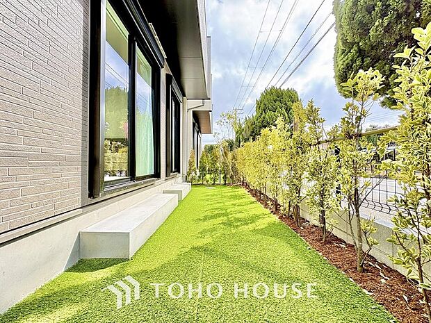 お子様がお庭で遊ぶのを見守りつつ、キッチンでお料理やリビングでくつろぐことができる安心な間取り。